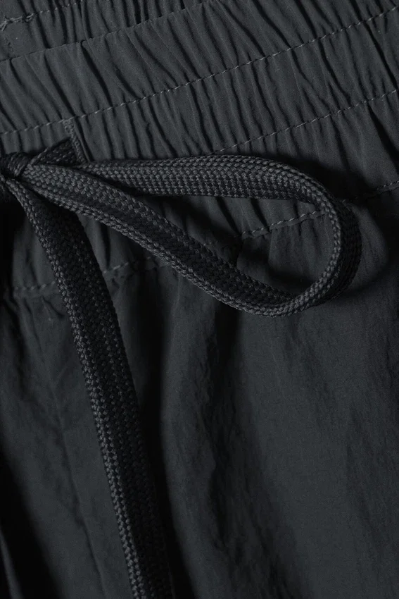 Pantalones de chándal de nailon con cremallera desmontable – Negro – Rayas beige Pantalones de chándal de nailon con cremallera desmontable – Negro – Rayas beige