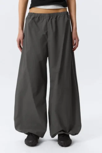 Pantalones de chándal de talle bajo, holgados y de pierna ancha – Gris oscuro