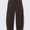 Pantalones de chándal de talle bajo y corte acampanado – Marrón oscuro Pantalones de chándal de talle bajo y corte acampanado – Marrón oscuro
