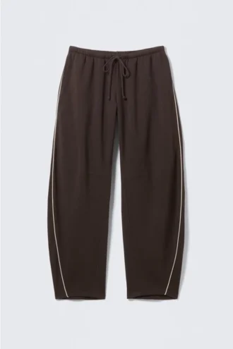 Pantalones de chándal de talle bajo y corte acampanado – Marrón oscuro