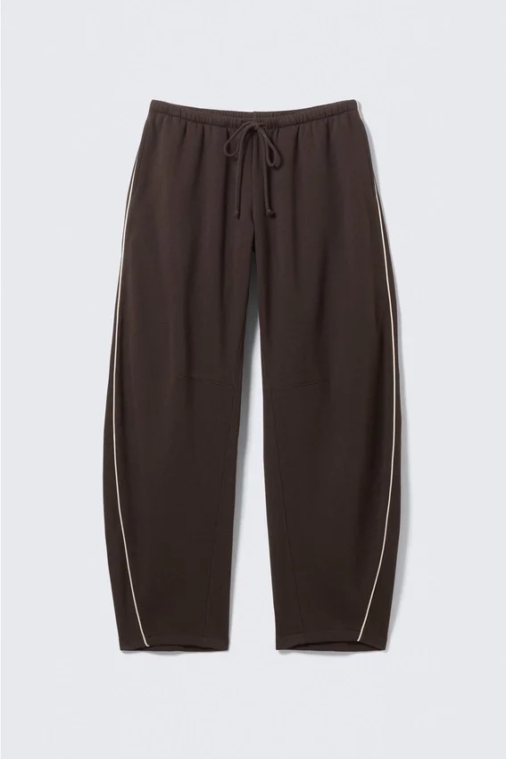 Pantalones de chándal de talle bajo y corte acampanado – Marrón oscuro Pantalones de chándal de talle bajo y corte acampanado – Marrón oscuro