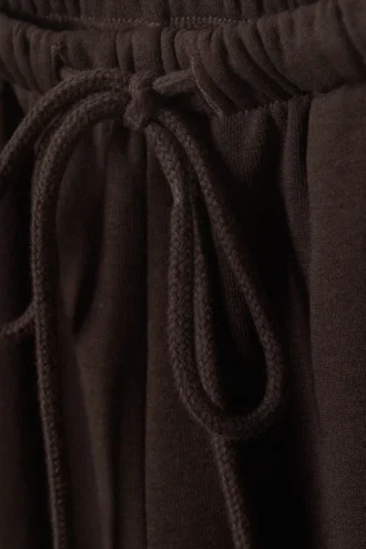 Pantalones de chándal de talle bajo y corte acampanado – Marrón oscuro