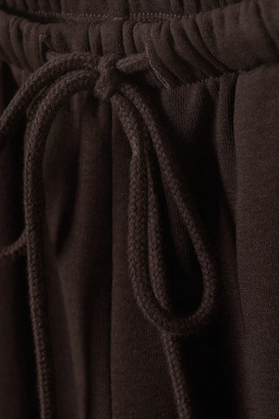 Pantalones de chándal de talle bajo y corte acampanado – Marrón oscuro Pantalones de chándal de talle bajo y corte acampanado – Marrón oscuro