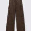 Pantalones de chándal holgados con bordados – Marrón oscuro Pantalones de chándal holgados con bordados – Marrón oscuro