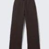 Pantalones de chándal holgados de tejido scuba – Marrón oscuro Pantalones de chándal holgados de tejido scuba – Marrón oscuro
