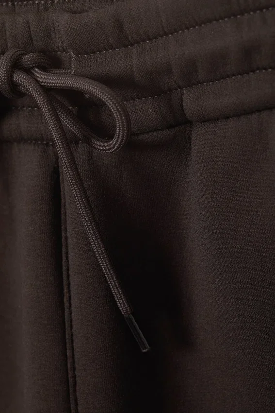 Pantalones de chándal holgados de tejido scuba – Marrón oscuro Pantalones de chándal holgados de tejido scuba – Marrón oscuro