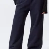 Pantalones de chándal holgados, largos y de tejido grueso – Azul oscuro Pantalones de chándal holgados, largos y de tejido grueso – Azul oscuro