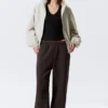 Pantalones de chándal holgados, largos y de tejido grueso – Marrón oscuro Pantalones de chándal holgados, largos y de tejido grueso – Marrón oscuro