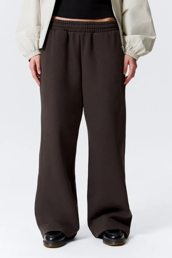 Pantalones de chándal holgados, largos y de tejido grueso – Marrón oscuro Pantalones de chándal holgados, largos y de tejido grueso – Marrón oscuro