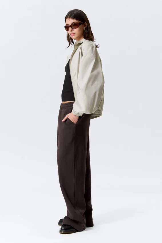 Pantalones de chándal holgados, largos y de tejido grueso – Marrón oscuro Pantalones de chándal holgados, largos y de tejido grueso – Marrón oscuro
