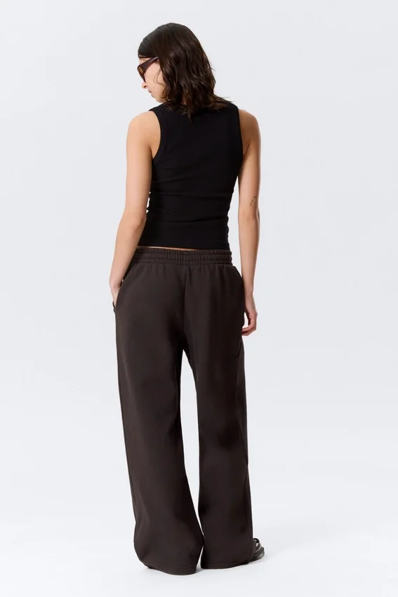Pantalones de chándal holgados, largos y de tejido grueso – Marrón oscuro Pantalones de chándal holgados, largos y de tejido grueso – Marrón oscuro
