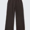 Pantalones de chándal holgados, largos y de tejido grueso – Marrón oscuro Pantalones de chándal holgados, largos y de tejido grueso – Marrón oscuro