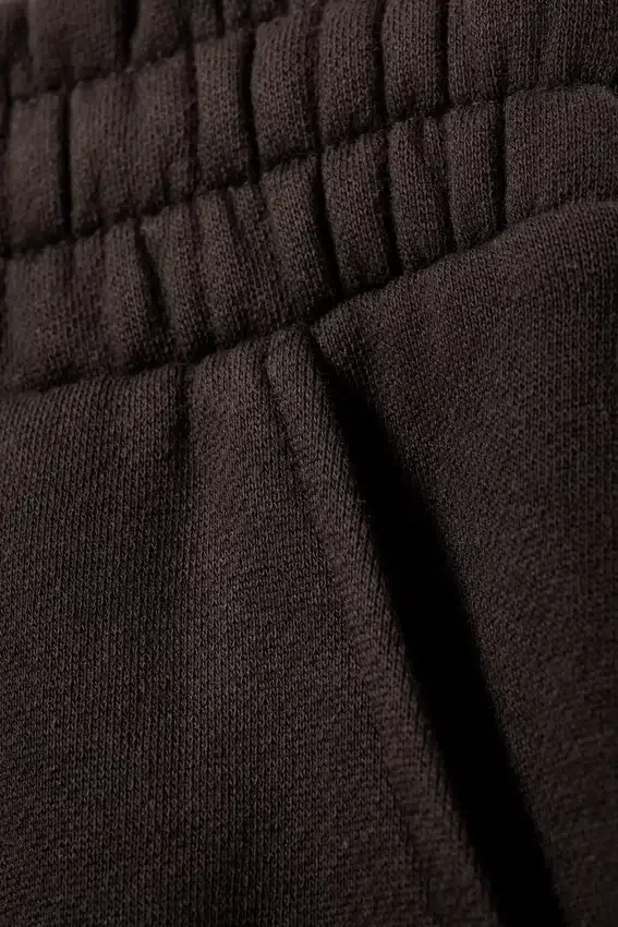 Pantalones de chándal holgados, largos y de tejido grueso – Marrón oscuro Pantalones de chándal holgados, largos y de tejido grueso – Marrón oscuro