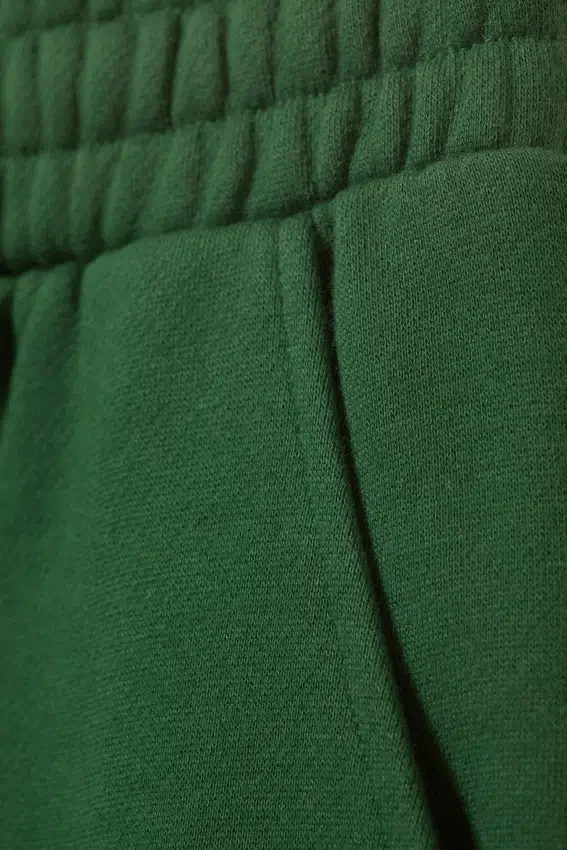 Pantalones de chándal holgados, largos y de tejido grueso – Verde oscuro Pantalones de chándal holgados, largos y de tejido grueso – Verde oscuro