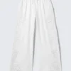 Pantalones de corte holgado con bordado inglés – Blanco Pantalones de corte holgado con bordado inglés – Blanco