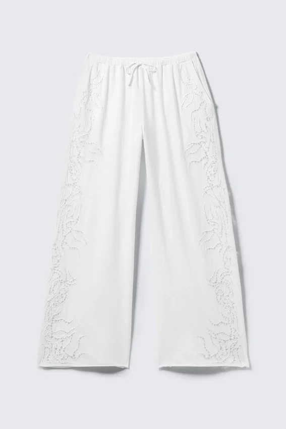 Pantalones de corte holgado con bordado inglés – Blanco Pantalones de corte holgado con bordado inglés – Blanco