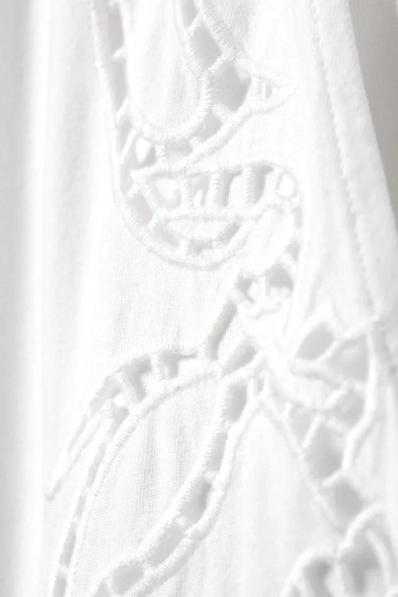 Pantalones de corte holgado con bordado inglés – Blanco Pantalones de corte holgado con bordado inglés – Blanco