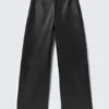 Pantalones de cuero de talle bajo y pierna ancha – Negro Pantalones de cuero de talle bajo y pierna ancha – Negro