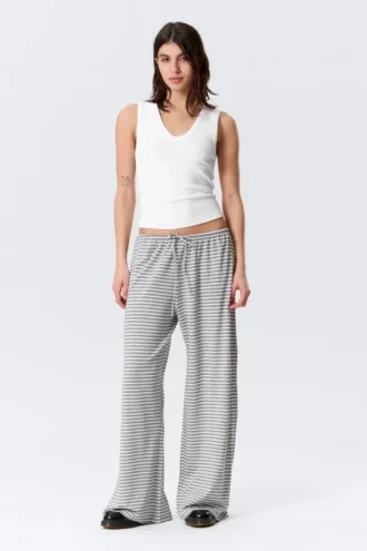 Pantalones de lyocell de talle medio, corte holgado y pierna ancha – Blanco – Rayas grises