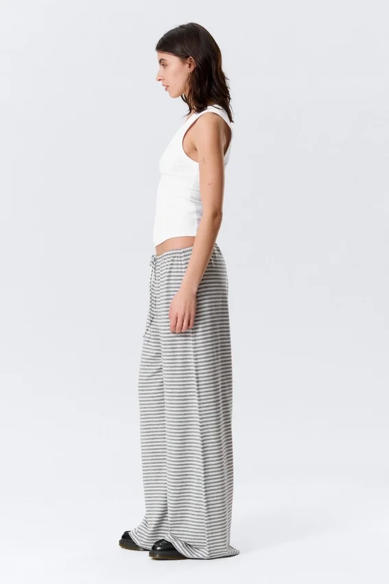 Pantalones de lyocell de talle medio, corte holgado y pierna ancha – Blanco – Rayas grises Pantalones de lyocell de talle medio, corte holgado y pierna ancha – Blanco – Rayas grises