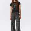 Pantalones de lyocell de talle medio, corte holgado y pierna ancha – Rayas negras y grises Pantalones de lyocell de talle medio, corte holgado y pierna ancha – Rayas negras y grises