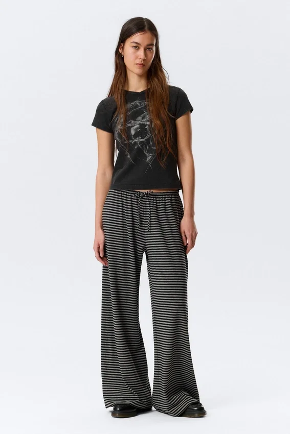 Pantalones de lyocell de talle medio, corte holgado y pierna ancha – Rayas negras y grises Pantalones de lyocell de talle medio, corte holgado y pierna ancha – Rayas negras y grises