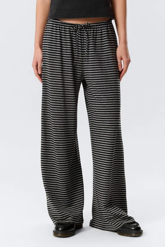 Pantalones de lyocell de talle medio, corte holgado y pierna ancha – Rayas negras y grises Pantalones de lyocell de talle medio, corte holgado y pierna ancha – Rayas negras y grises