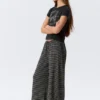 Pantalones de lyocell de talle medio, corte holgado y pierna ancha – Rayas negras y grises Pantalones de lyocell de talle medio, corte holgado y pierna ancha – Rayas negras y grises