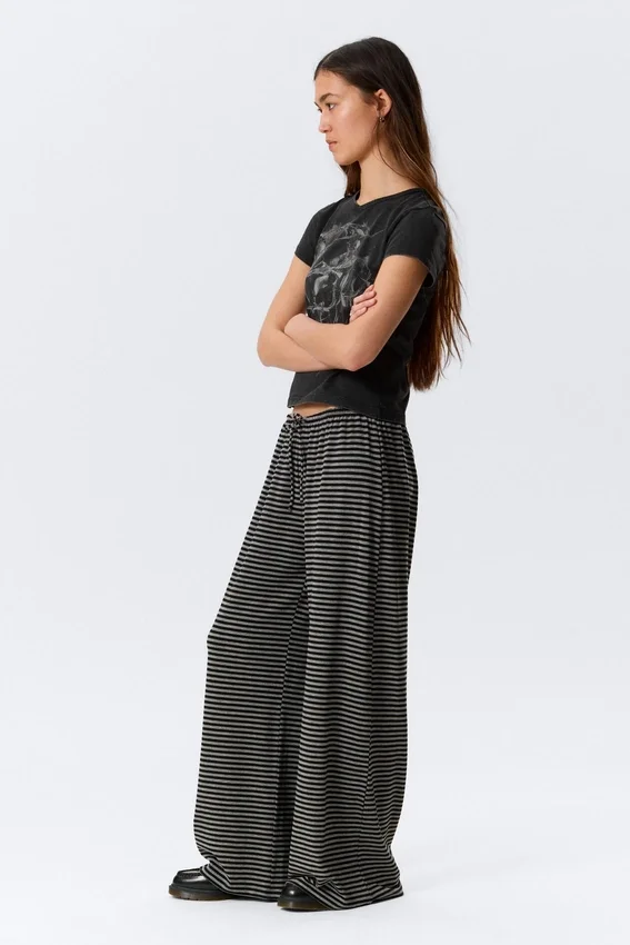 Pantalones de lyocell de talle medio, corte holgado y pierna ancha – Rayas negras y grises Pantalones de lyocell de talle medio, corte holgado y pierna ancha – Rayas negras y grises