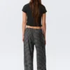 Pantalones de lyocell de talle medio, corte holgado y pierna ancha – Rayas negras y grises Pantalones de lyocell de talle medio, corte holgado y pierna ancha – Rayas negras y grises
