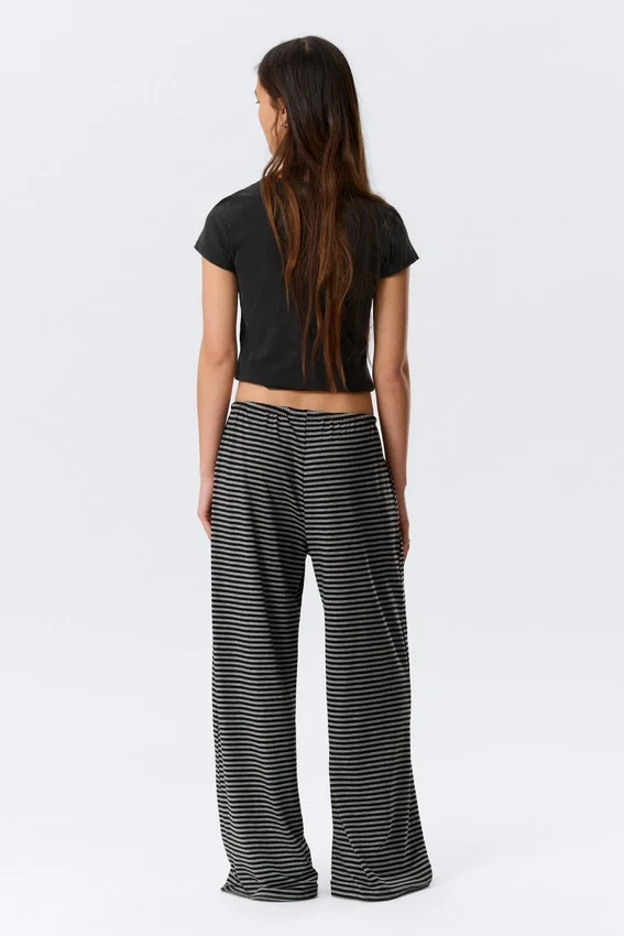 Pantalones de lyocell de talle medio, corte holgado y pierna ancha – Rayas negras y grises Pantalones de lyocell de talle medio, corte holgado y pierna ancha – Rayas negras y grises