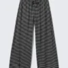 Pantalones de lyocell de talle medio, corte holgado y pierna ancha – Rayas negras y grises Pantalones de lyocell de talle medio, corte holgado y pierna ancha – Rayas negras y grises