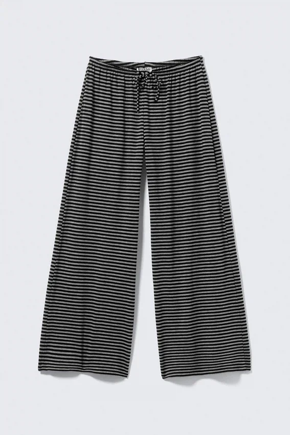 Pantalones de lyocell de talle medio, corte holgado y pierna ancha – Rayas negras y grises Pantalones de lyocell de talle medio, corte holgado y pierna ancha – Rayas negras y grises