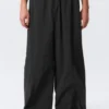 Pantalones de nailon de talle medio y corte holgado – Negro Pantalones de nailon de talle medio y corte holgado – Negro