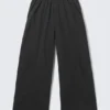 Pantalones de nailon de talle medio y corte holgado – Negro Pantalones de nailon de talle medio y corte holgado – Negro