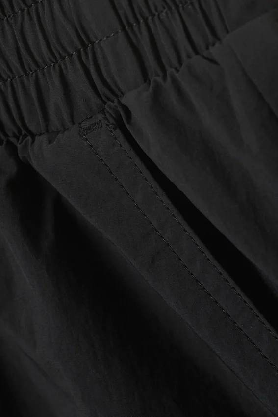 Pantalones de nailon de talle medio y corte holgado – Negro Pantalones de nailon de talle medio y corte holgado – Negro