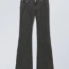 Pantalones de pana Nova de corte bootcut, talle bajo y corte ajustado – Negro oscuro Pantalones de pana Nova de corte bootcut, talle bajo y corte ajustado – Negro oscuro