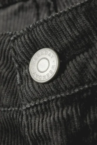 Pantalones de pana Nova de corte bootcut, talle bajo y corte ajustado – Negro oscuro