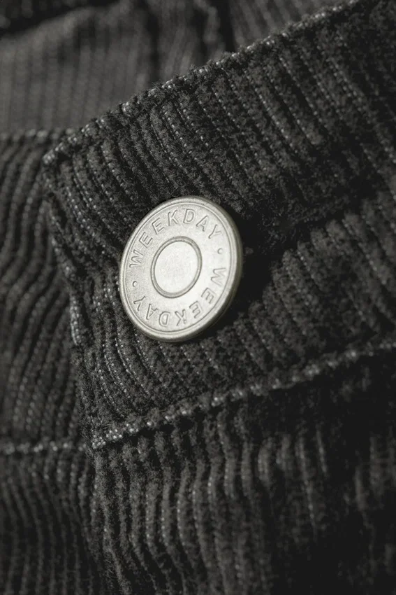 Pantalones de pana Nova de corte bootcut, talle bajo y corte ajustado – Negro oscuro Pantalones de pana Nova de corte bootcut, talle bajo y corte ajustado – Negro oscuro