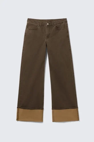 Pantalones de sarga con vuelta y talle bajo Spice – Marrón oscuro