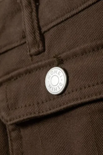 Pantalones de sarga de corte acampanado y cintura baja – Marrón oscuro