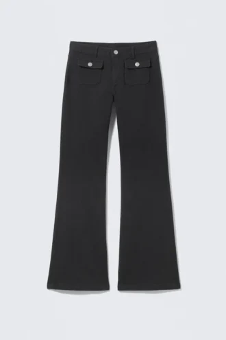 Pantalones de sarga de corte acampanado y cintura baja – Negro