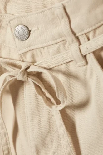 Pantalones de sarga de corte holgado y cintura baja – Beige claro