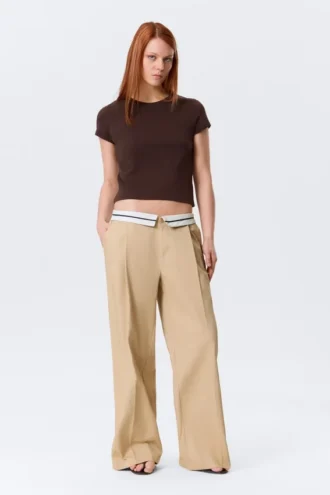 Pantalones de sarga de talle bajo con cintura doblada – Beige