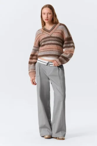 Pantalones de sarga de talle bajo con cintura plegada – Gris