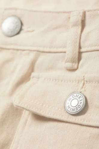 Pantalones de sarga de talle bajo y corte acampanado – Beige claro