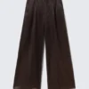 Pantalones de satén de cintura alta y pierna ancha – Marrón oscuro Pantalones de satén de cintura alta y pierna ancha – Marrón oscuro