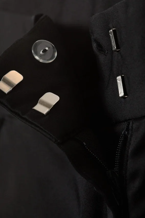 Pantalones de satén de talle bajo con cremallera en el bajo – Negro Pantalones de satén de talle bajo con cremallera en el bajo – Negro