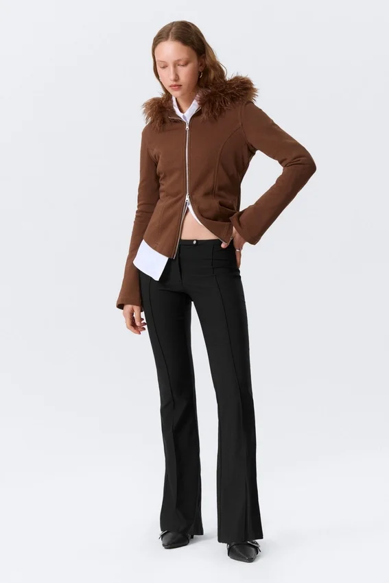 Pantalones de talle bajo, ajustados y acampanados – Negro Pantalones de talle bajo, ajustados y acampanados – Negro