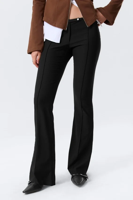 Pantalones de talle bajo, ajustados y acampanados – Negro Pantalones de talle bajo, ajustados y acampanados – Negro
